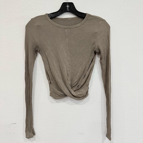 Alo Yoga Cover Long Sleeve Top in Olive Branch Women’s Size X-Small - Picture 3 of 5